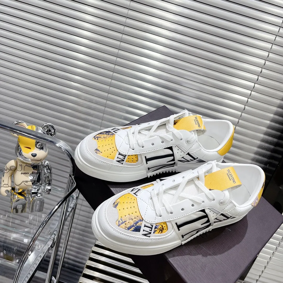 👟👟Ex-factory price 600👟👟 Valentino ONE STUD calfskin lace-up sneakers. Soft suede low-top sneakers, classic and versatile, couple's sneakers, special goods, worth buying! A pair of simple shoes with unique details will save you from the difficulty of dressing. OneStud sneakers, with quilted plaid and oversized rivets, create an eye-catching punk style and get rid of the heavy feeling of this season's clothing. Upraise calfskin derby shoes, with exquisite leather construction and simple silhouette, and smooth lines set the tone of coolness, are a versatile item in the wardrobe. There are more Valentino boutique shoes waiting for you to unlock! It’s time to get the shoes you’ve been coveting for a long time! Officially on sale 7,+++ - Seven straps, decorated with metallic rubber effect. Decoration on the back and tongue. Size 35-44.